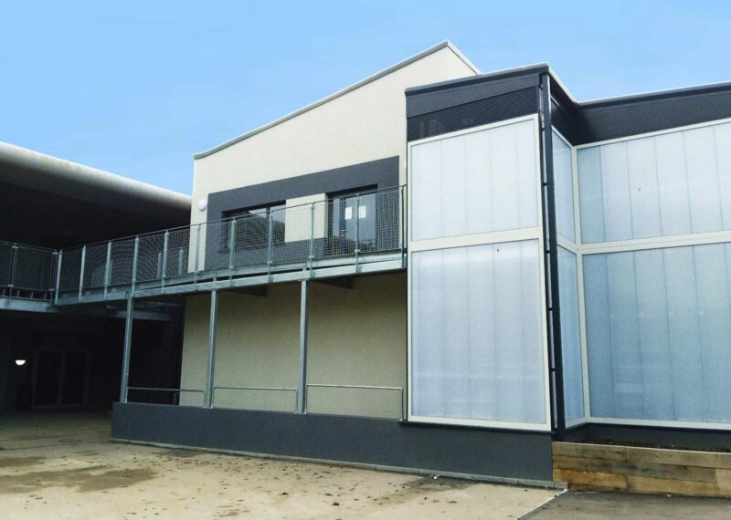 Front elevation photo of new teaching block with skybridge through to main school building.